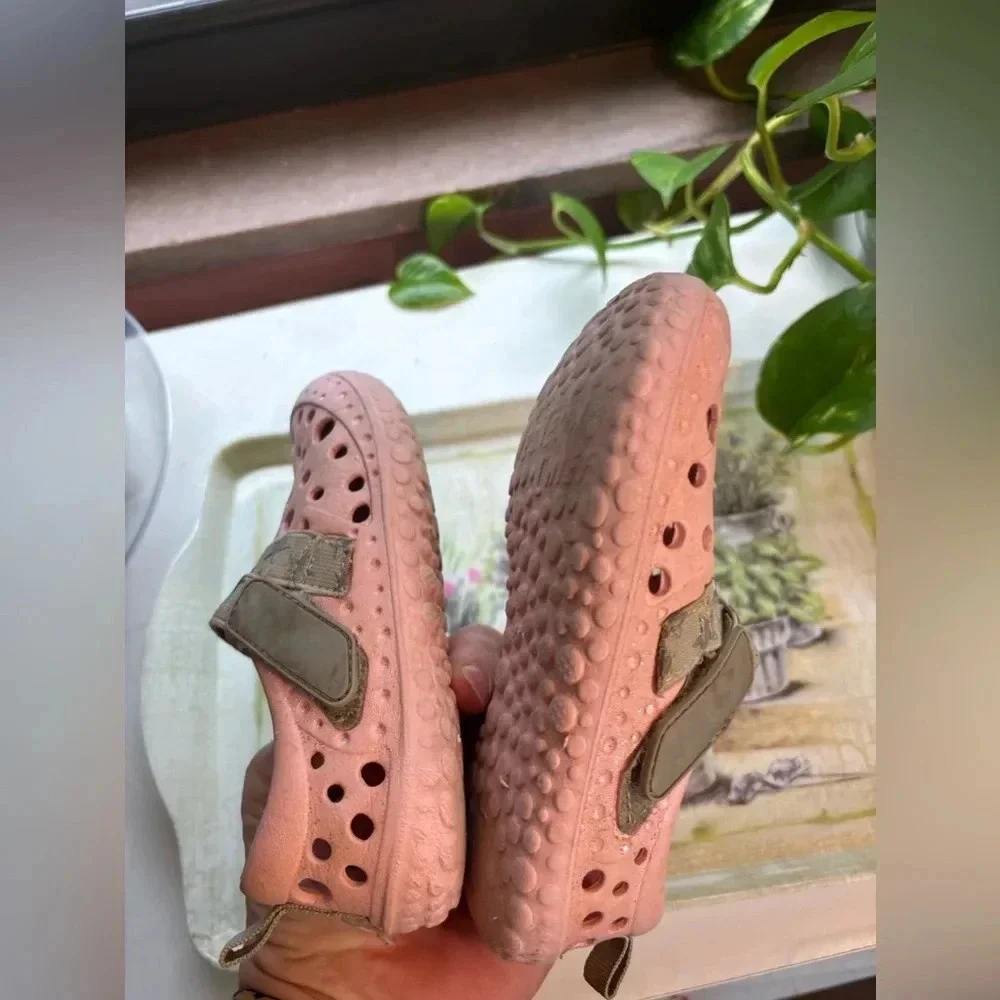 Western Chief kids pink Water Shoes 11/12