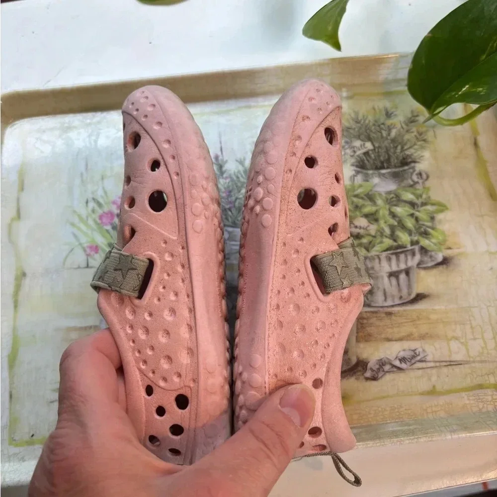 Western Chief kids pink Water Shoes 11/12