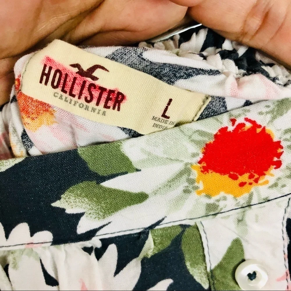 Hollister floral button