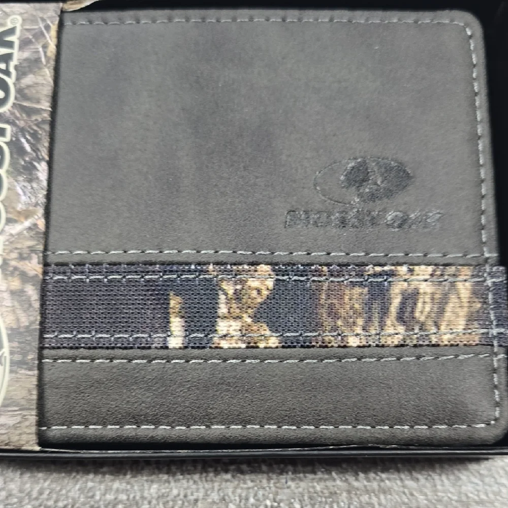 Mossy Oak finish bi‑fold it’s