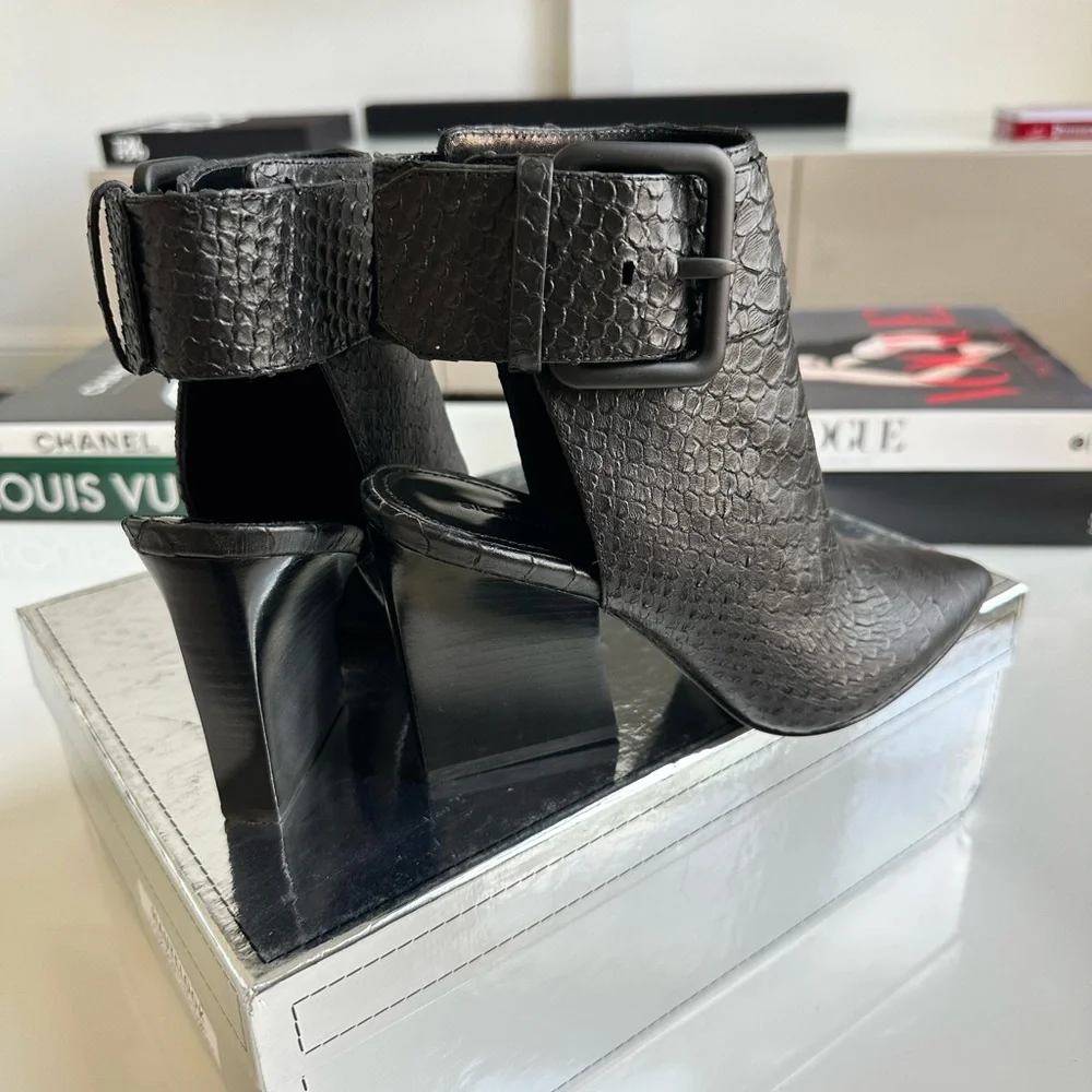 NWT SIGERSON MORRISON Buckle Pointed Toe Ankle Boots Size 7