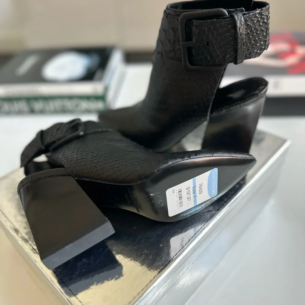 NWT SIGERSON MORRISON Buckle Pointed Toe Ankle Boots Size 7