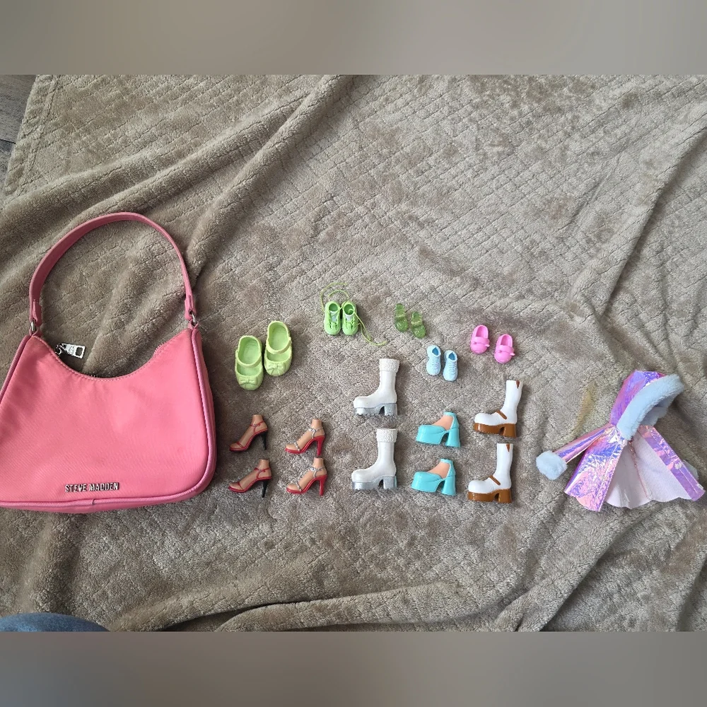 Pink Steve Madden Shoulder Bag with Assorted Doll Shoes and‎ Outfit Bratz Shoes