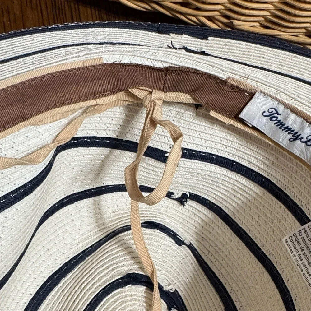 Tommy Bahama Striped White and Navy/Black Sun Hat NWOT
