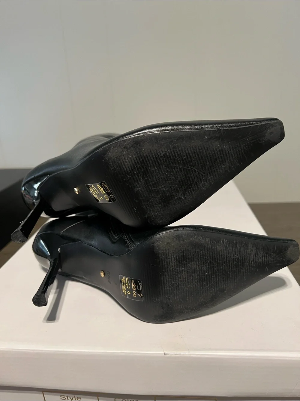 RAYE sleek black