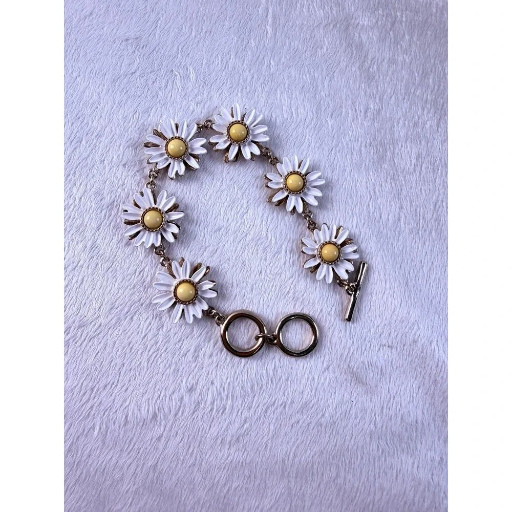 Vintage White Daisy Flower Enamel Bracelet Gold Tone T-Bar Toggle Clasp 7.5