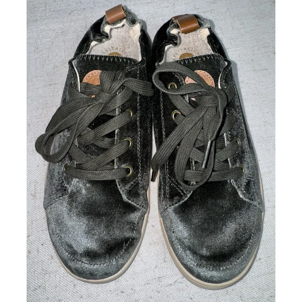 REVITALIGN pair look black