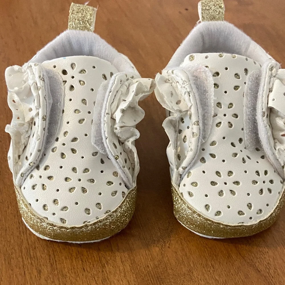 Free w/bundle: White and Gold baby girl Shoes