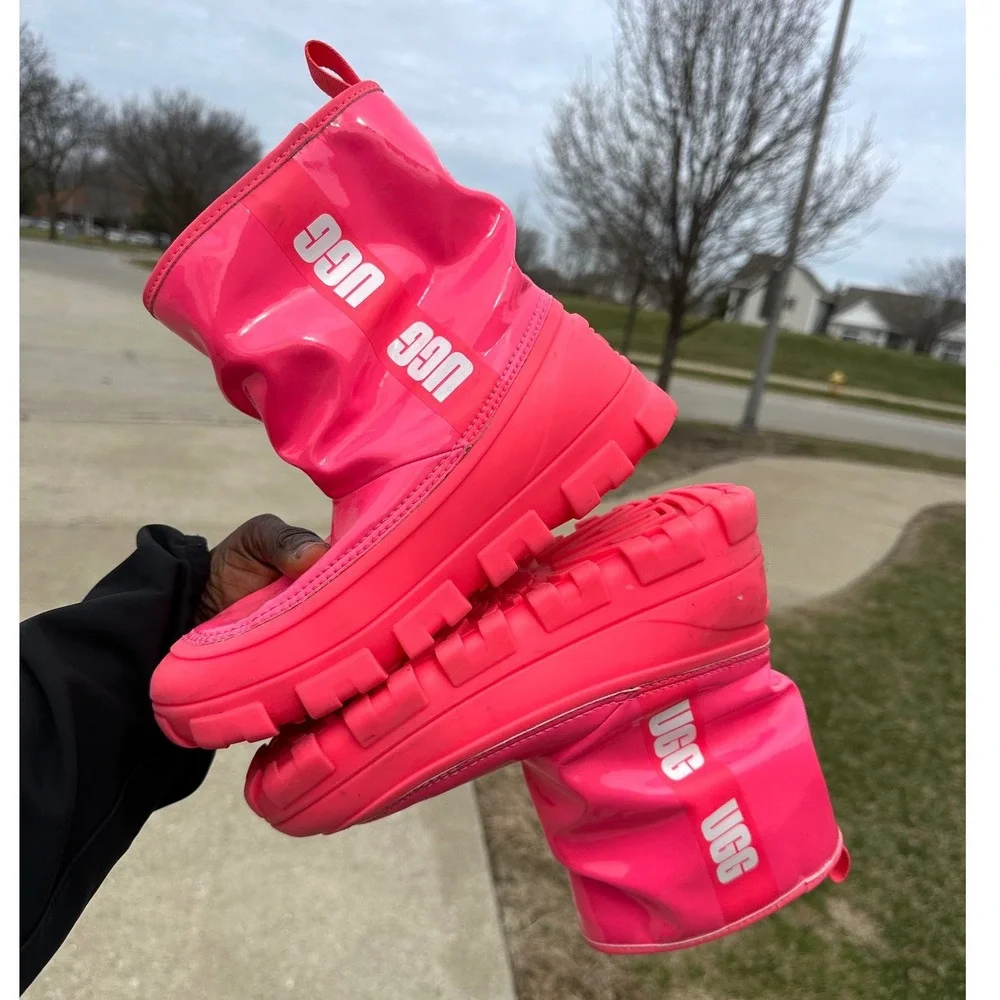 UGG show outdoors