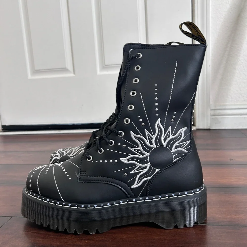 Dr. Martens edgy loop contrast