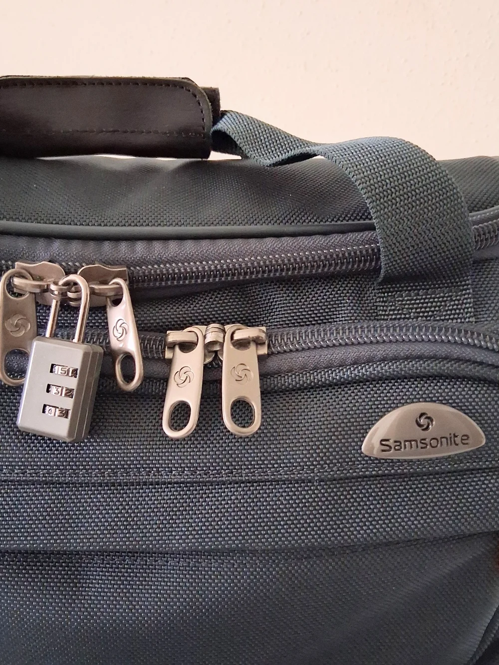 Samsonite shoulder fabric secured