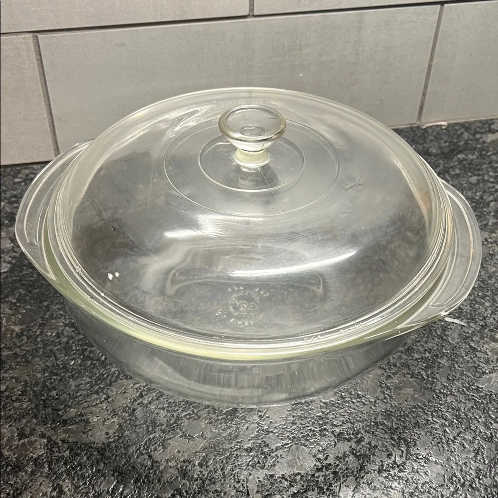 2qt Vintage Pyrex. Glass Casserole Dish with Lid  Excellent Condition