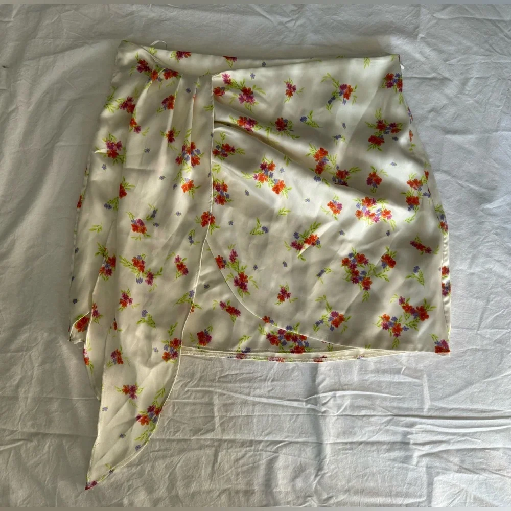 Zara Satin Ivory White Floral Wrap Mini Skirt Size Small