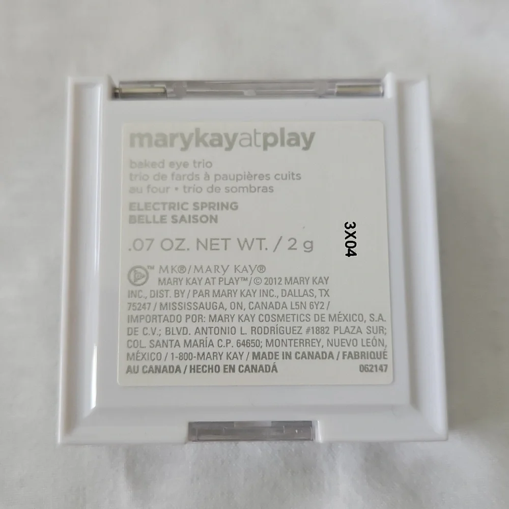 Mary Kay At Play Electric Spring Baked Eye Trio Purple Teal.