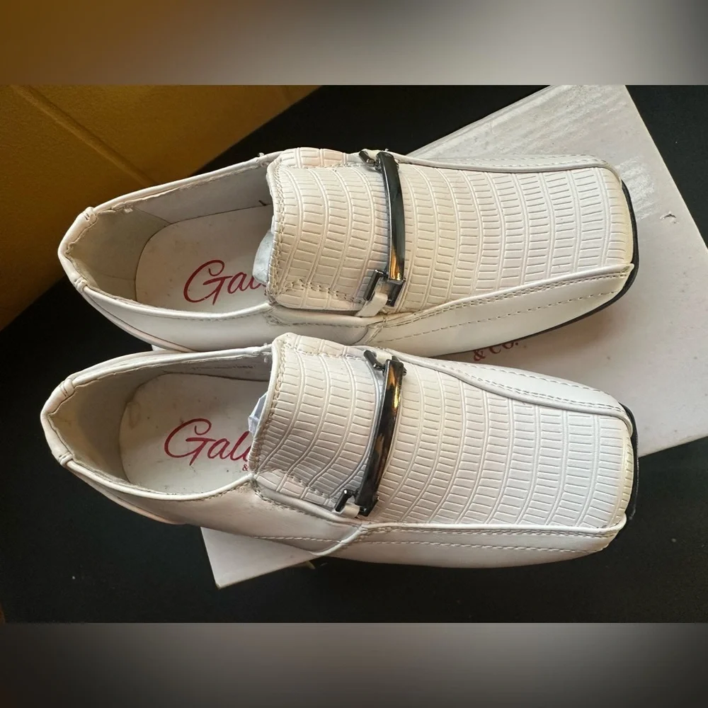 Stylish White Kids Dress Shoes size 8 They are new in their boxes.  (90)