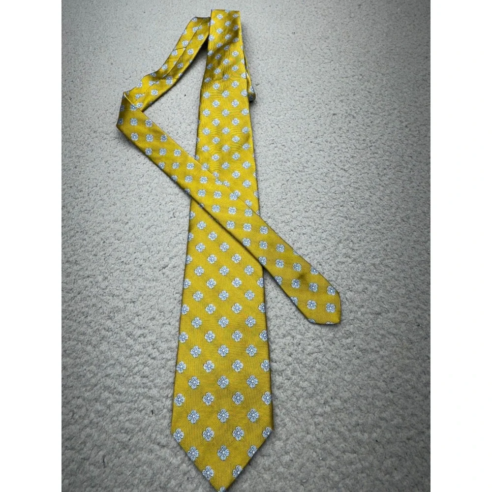 Brooks Brothers 346 Silk Tie Yellow Silver Floral Foulard Quatrefoil Necktie