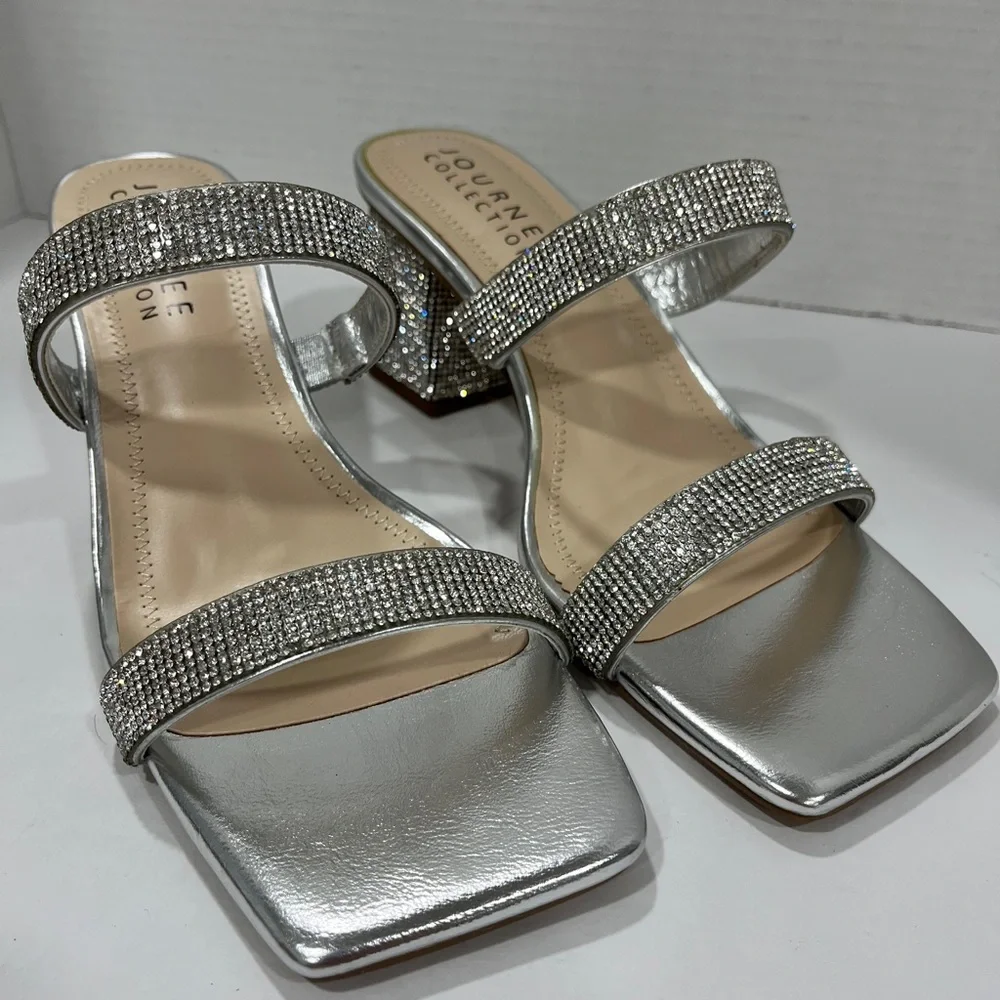 NWT-Journee Collection Womens Shandee Block‎ Heel Pumps Size: 10 Color: Silver