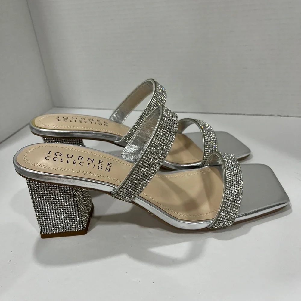 NWT-Journee Collection Womens Shandee Block‎ Heel Pumps Size: 10 Color: Silver