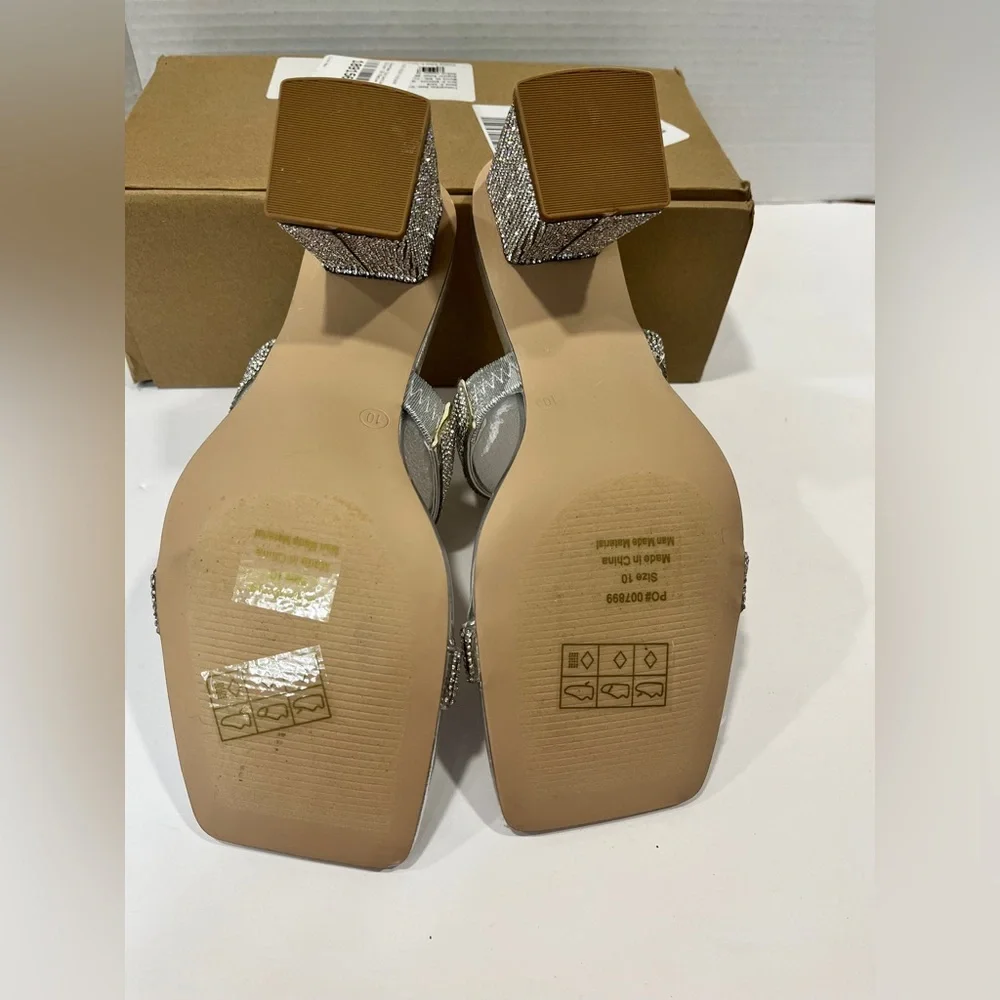 NWT-Journee Collection Womens Shandee Block‎ Heel Pumps Size: 10 Color: Silver