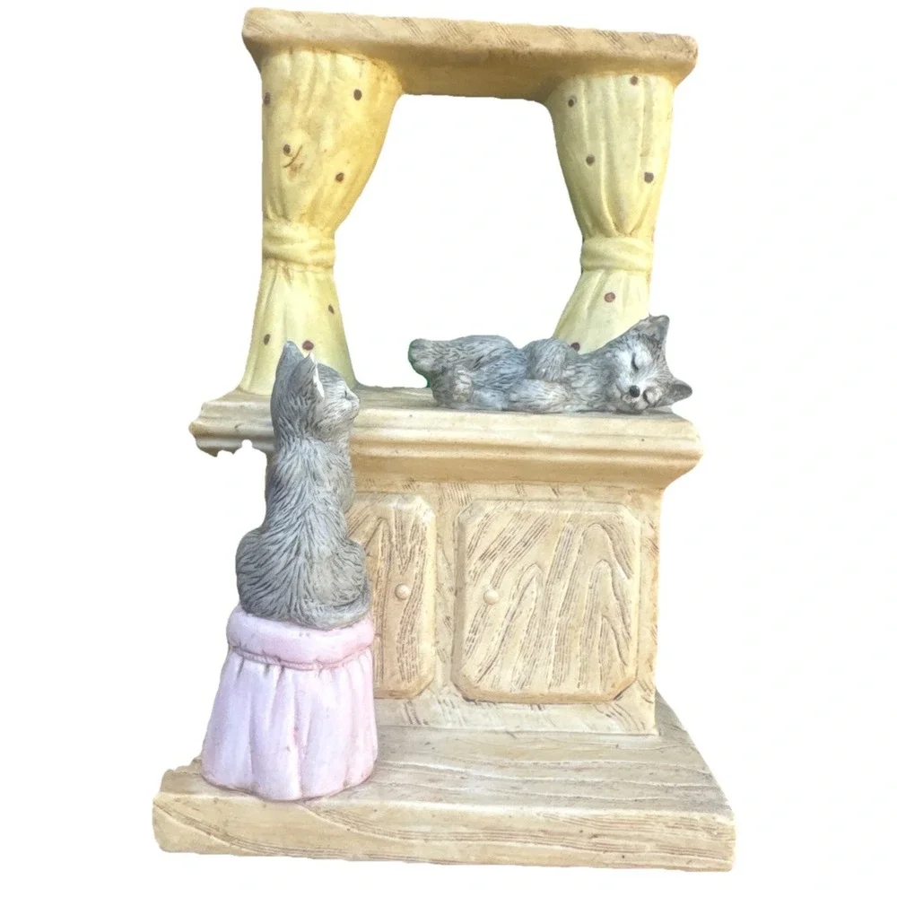Vintage Mann‎ Two Kitty Cats by Window Porcelain Music Box