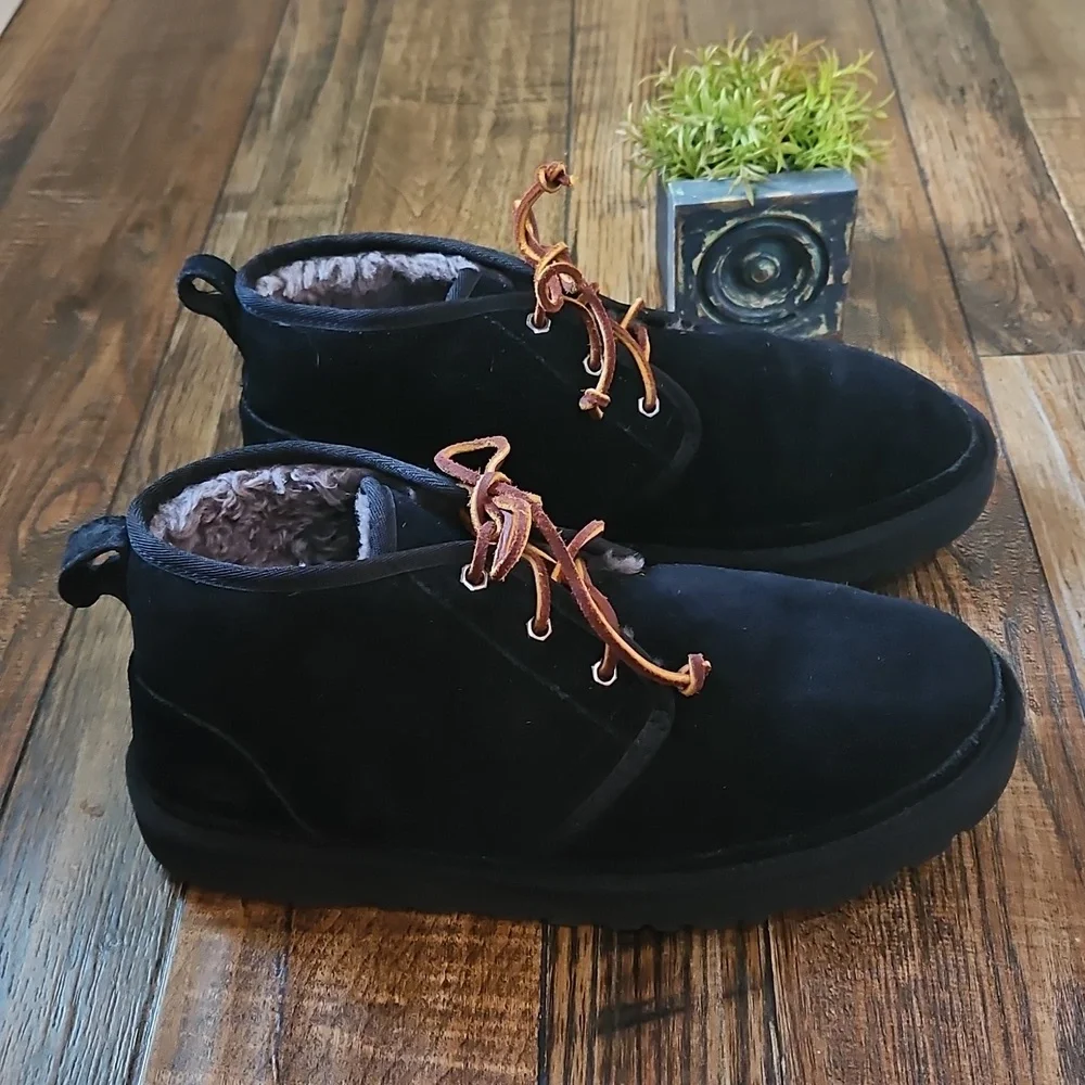 UGG Men's Black Chukka Suede‎ Leather Boots with Brown Laces. Size 10