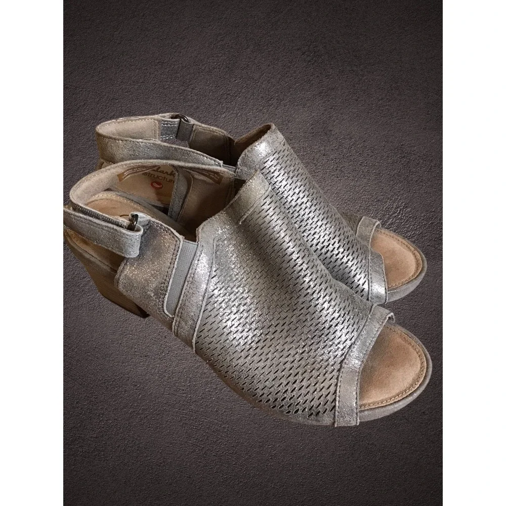 Clarks Unstructured Un‎ Palma Go Heeled Sandal Pewter Metallic Leather US 7M EUC