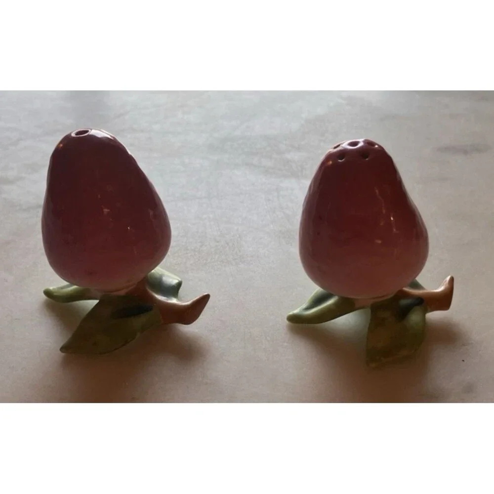 VTG Strawberries Ceramic Salt & Pepper Shakers Screw Leaf Bottom‎ ~ Japan B 18#4