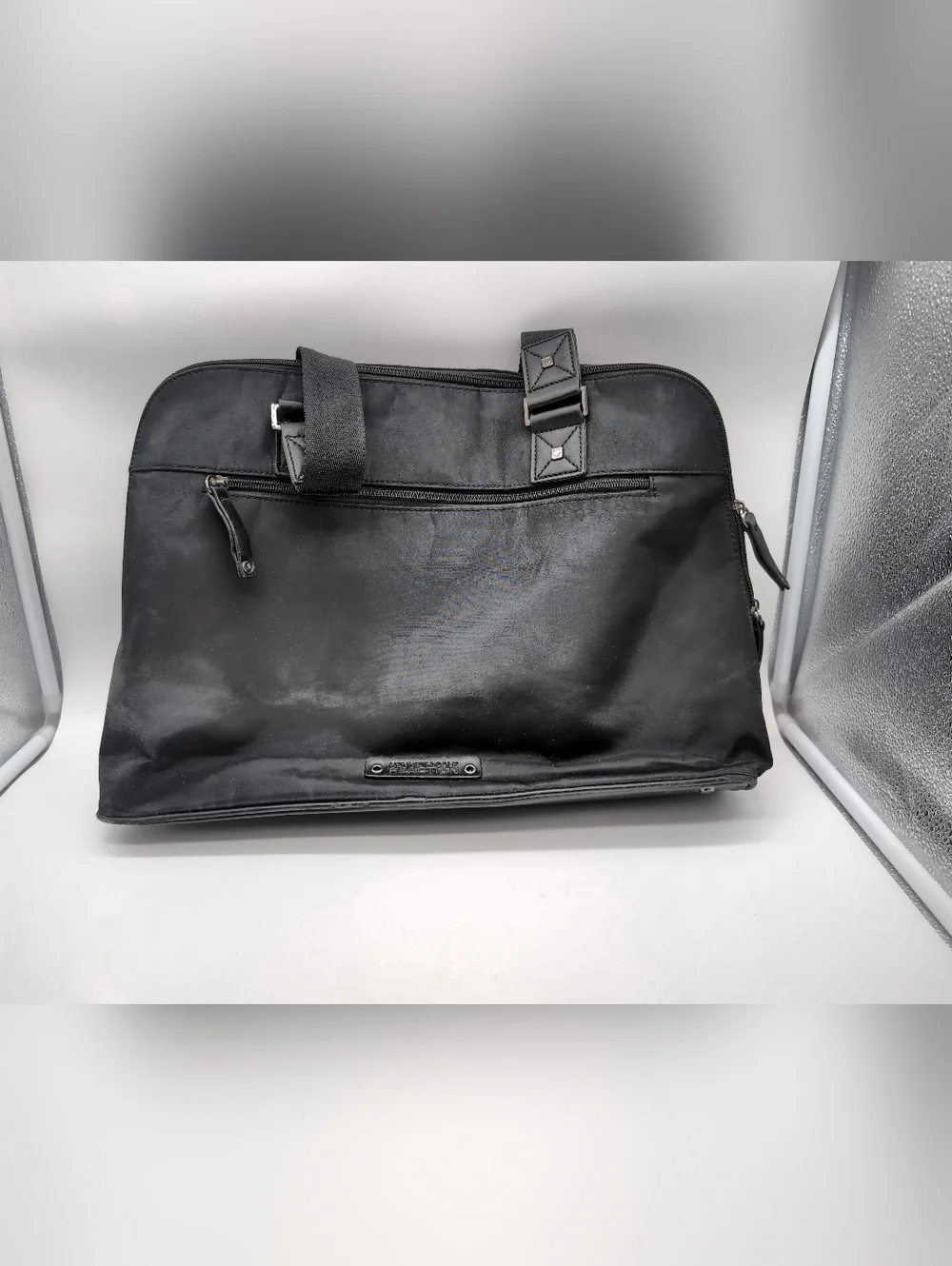 Kenneth Cole examine pocket