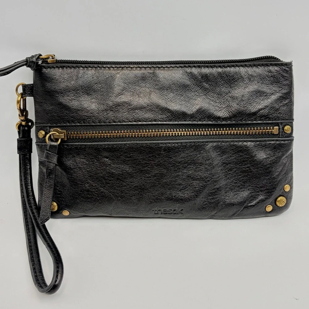 The SAK Sanibel Leather‎ Charging Wristlet Black Leather Top Zip Card Slots 8x5