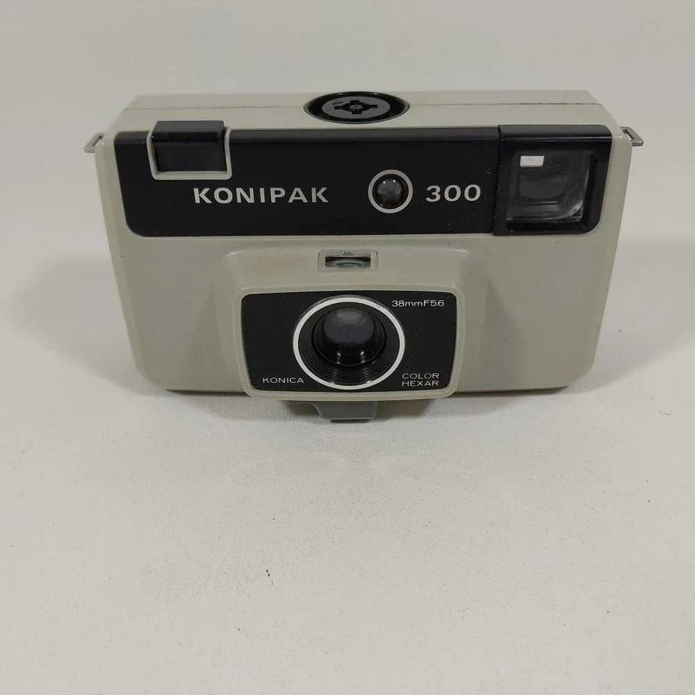 Vintage Konipak 300 Konica 126 Film Camera and case‎