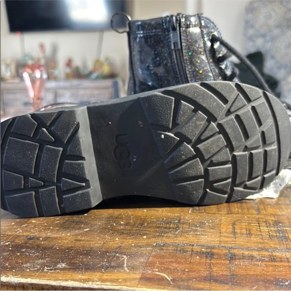 UGG stylish black