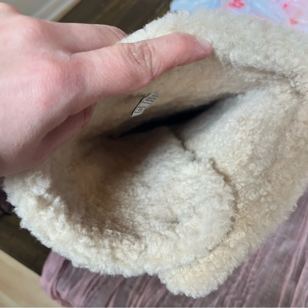 UGG days details staple