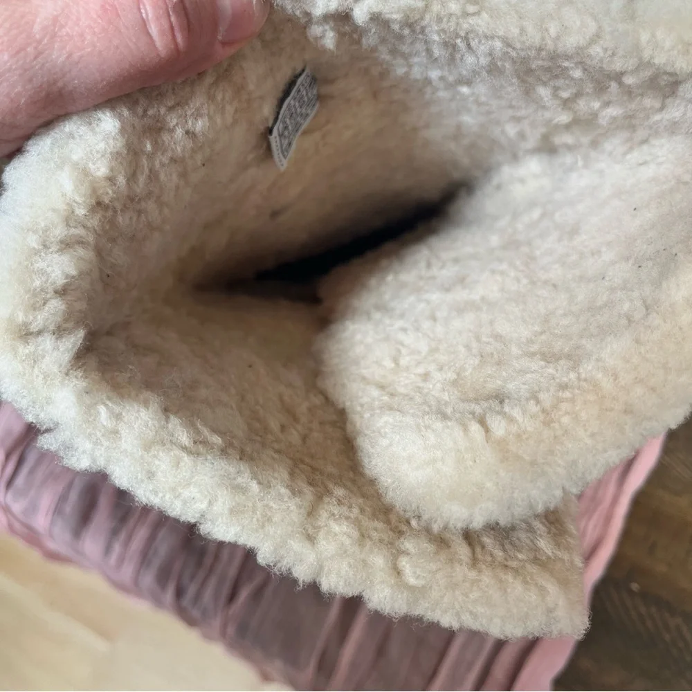 UGG chocolate gently