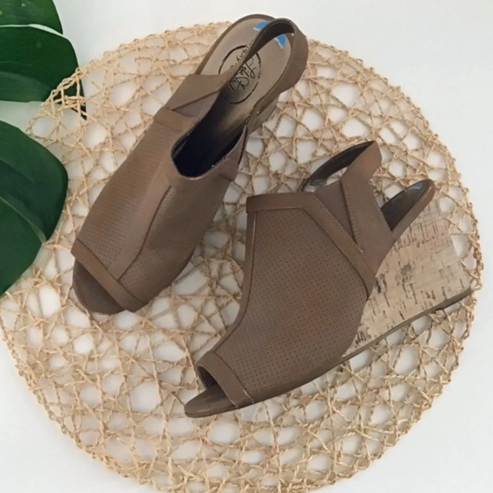 Life Stride Simply Comfort Camilla tan and cork peep toe wedge shoes 7-1/2