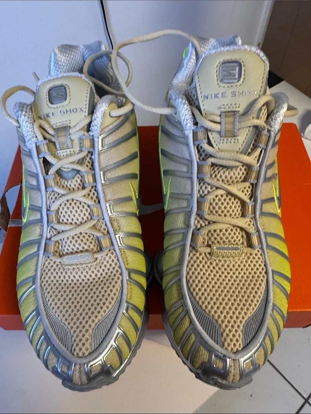 NEW Nike WOMAN Shox Low-Top Sneakers in Silver and Lime
