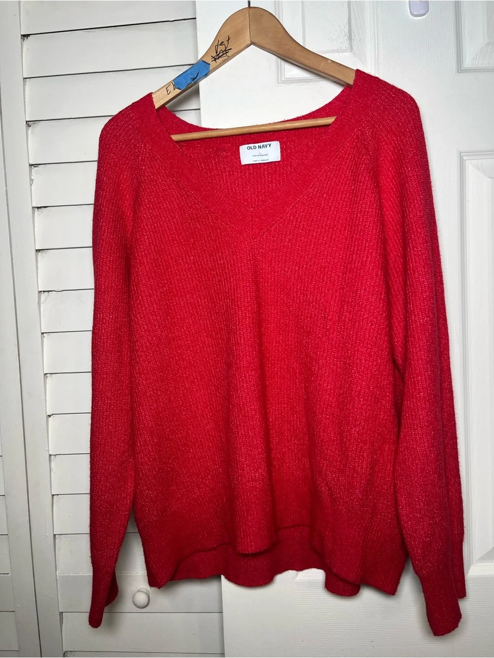 Old Navy Women's Bright Red V-Neck Sweater Size Large