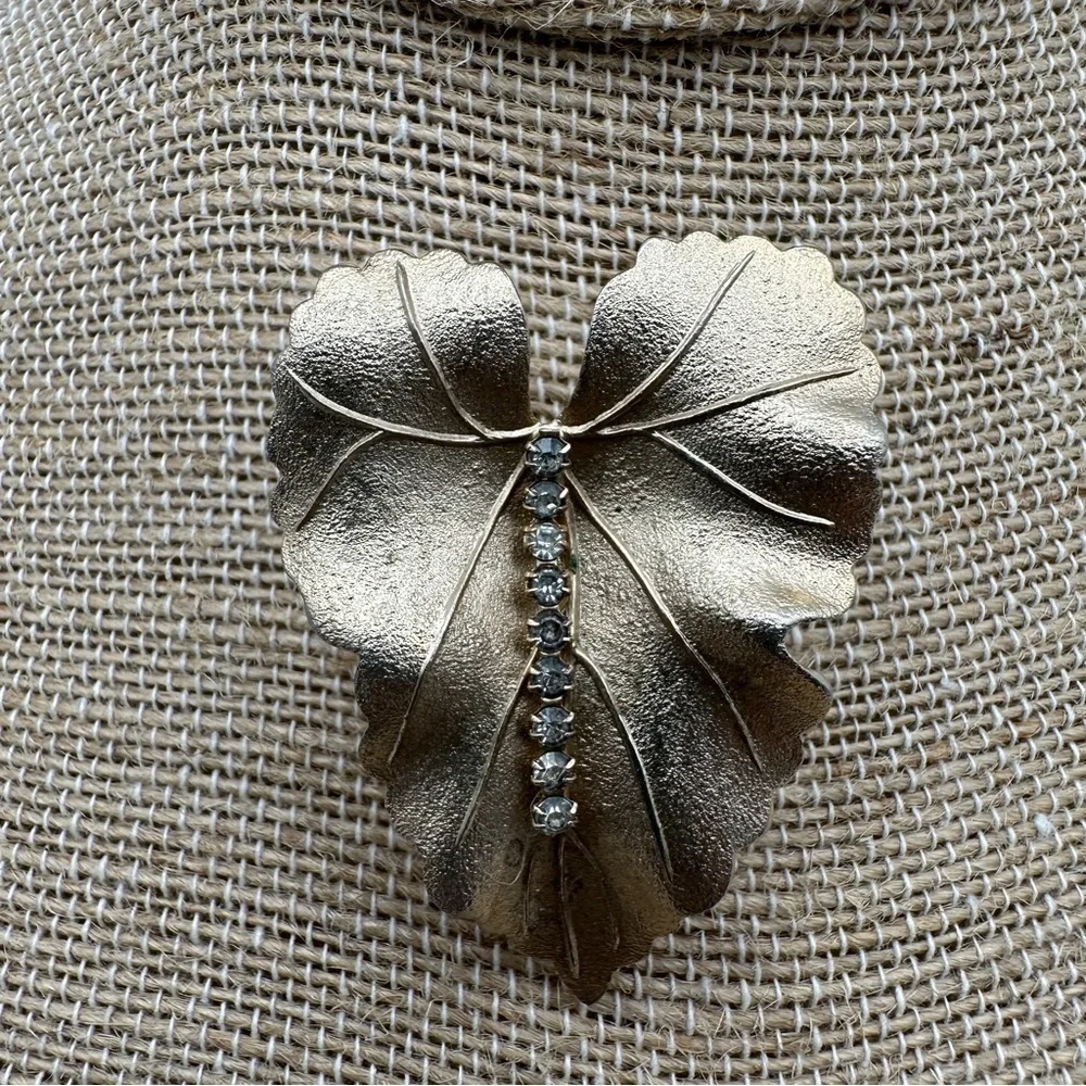 Vintage Brooch Pin Brushed Textured Gold Tone Leaf Crystal Rhinestones Judy Lee