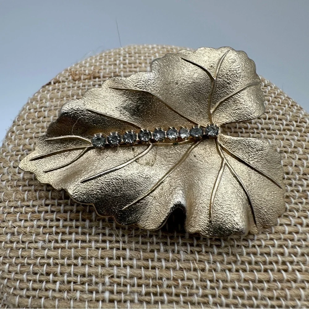 Vintage Brooch Pin Brushed Textured Gold Tone Leaf Crystal Rhinestones Judy Lee