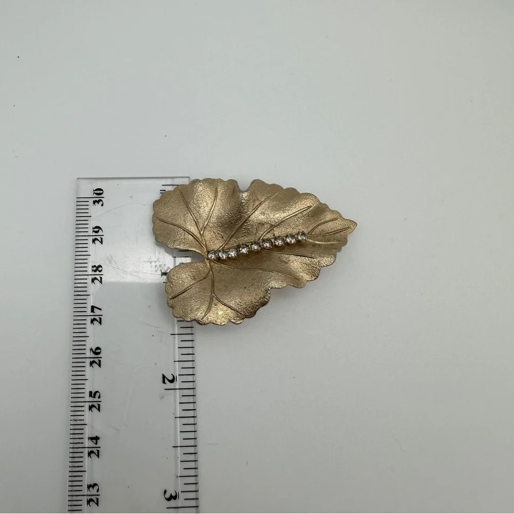Vintage Brooch Pin Brushed Textured Gold Tone Leaf Crystal Rhinestones Judy Lee