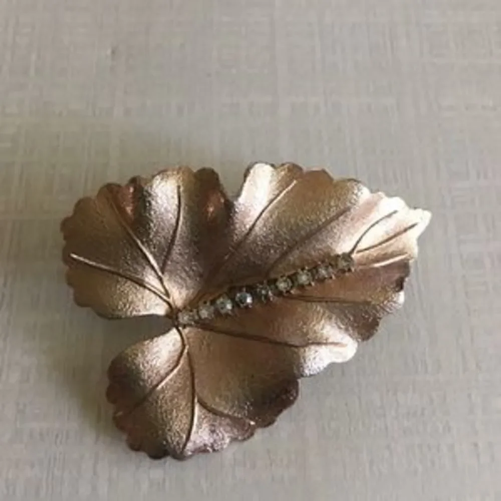 Vintage Brooch Pin Brushed Textured Gold Tone Leaf Crystal Rhinestones Judy Lee
