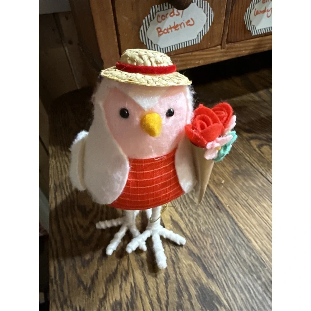 Target Spritz Valentine Featherly Friends JET 2023 Bird Straw Hat‎