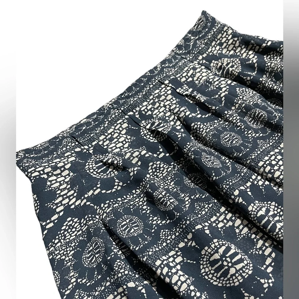GAP lined pleated