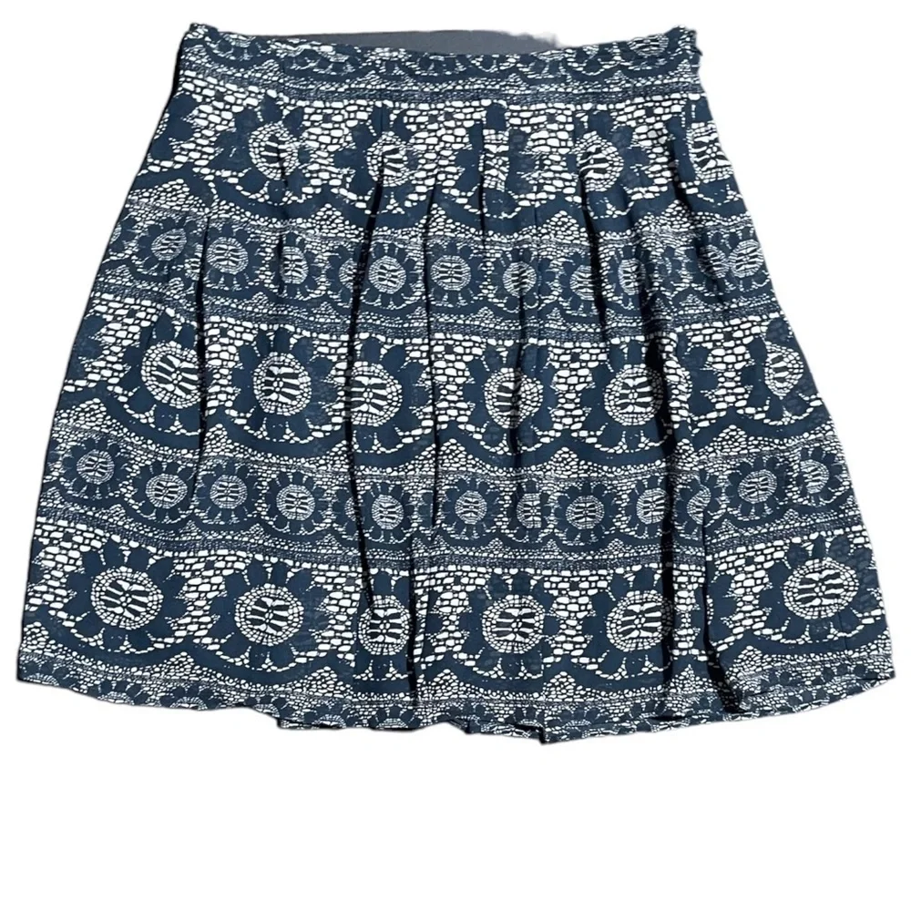 GAP lined pleated
