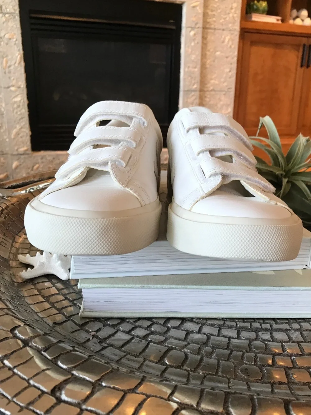 VEJA RECIFE VELCRO STRAPS CHROME FREE LEATHER WHITE NATURAL