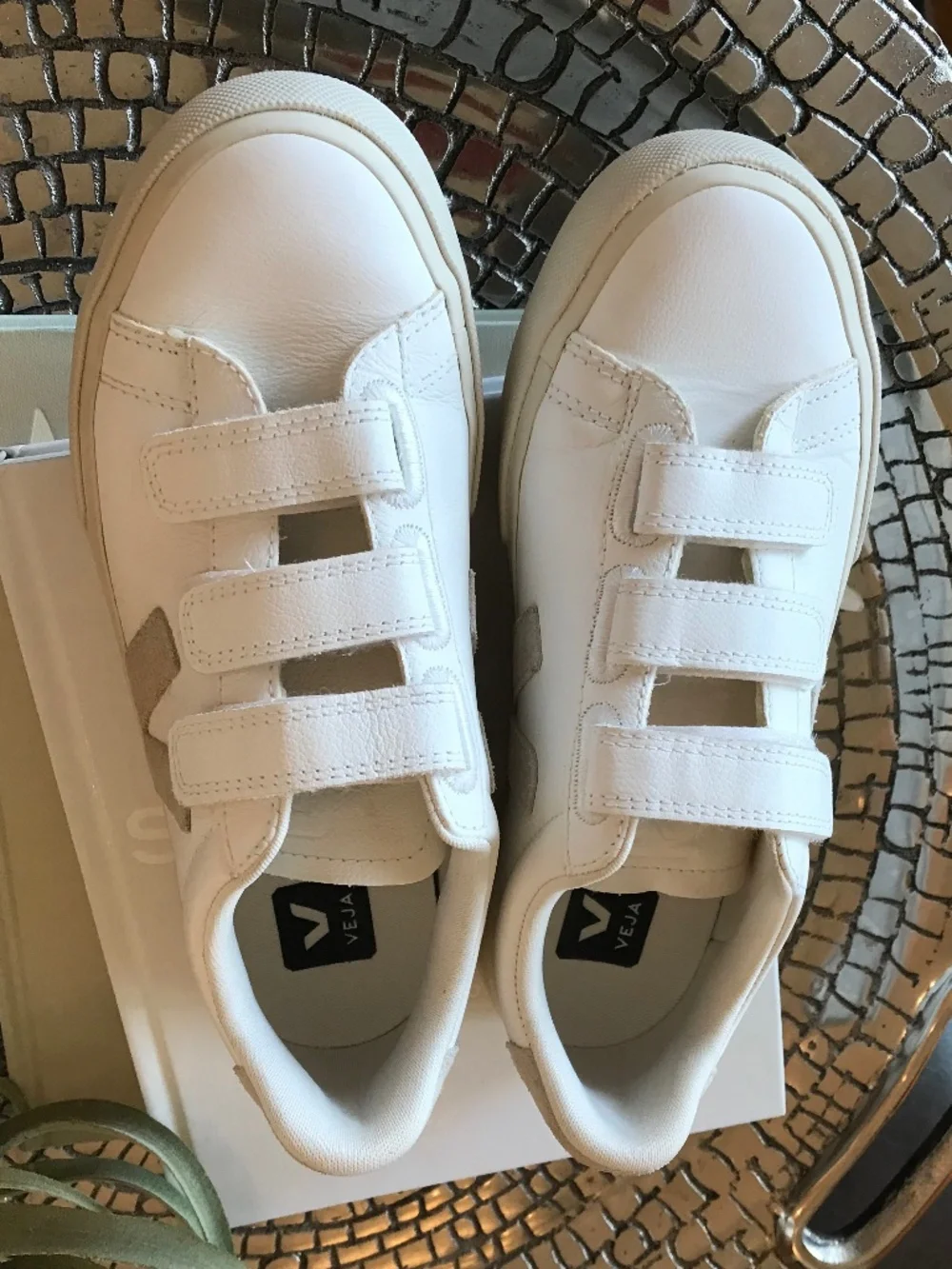 VEJA RECIFE VELCRO STRAPS CHROME FREE LEATHER WHITE NATURAL
