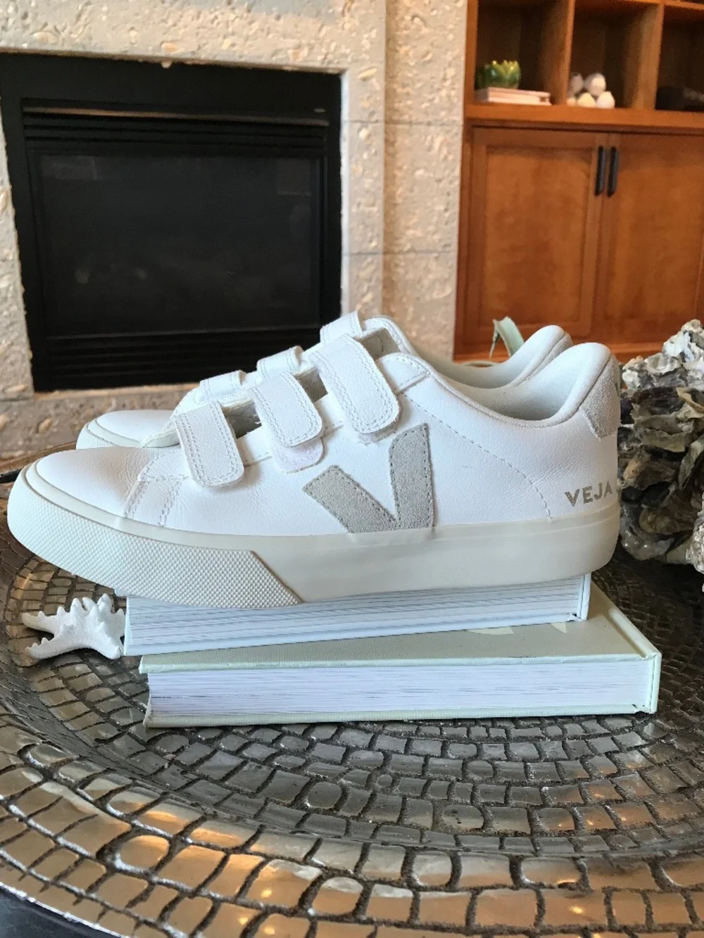 VEJA RECIFE VELCRO STRAPS CHROME FREE LEATHER WHITE NATURAL