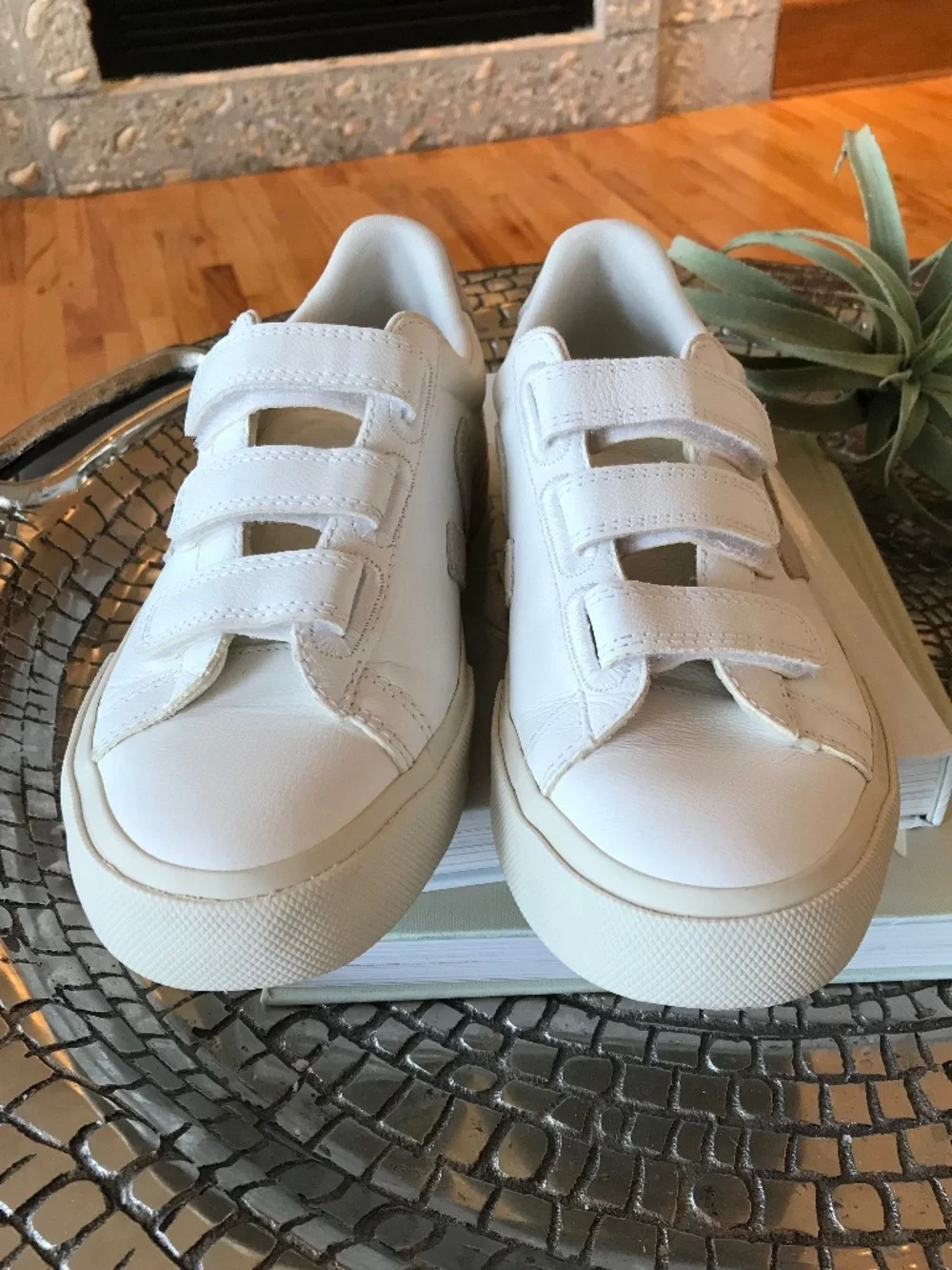 VEJA RECIFE VELCRO STRAPS CHROME FREE LEATHER WHITE NATURAL