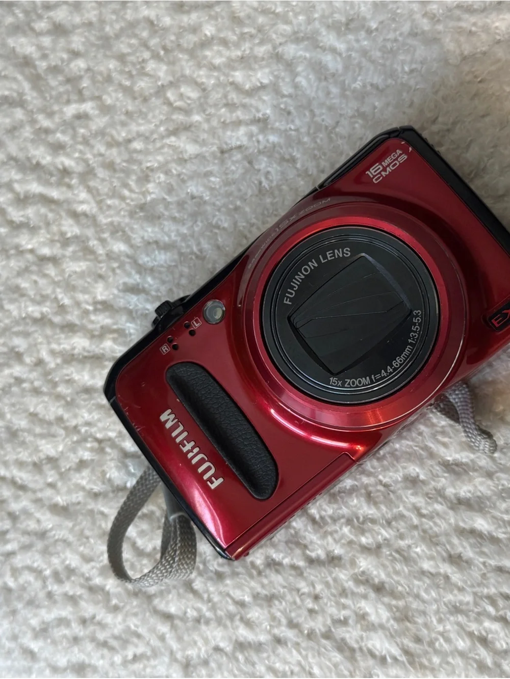 Red Fujifilm Finepix F500EXR