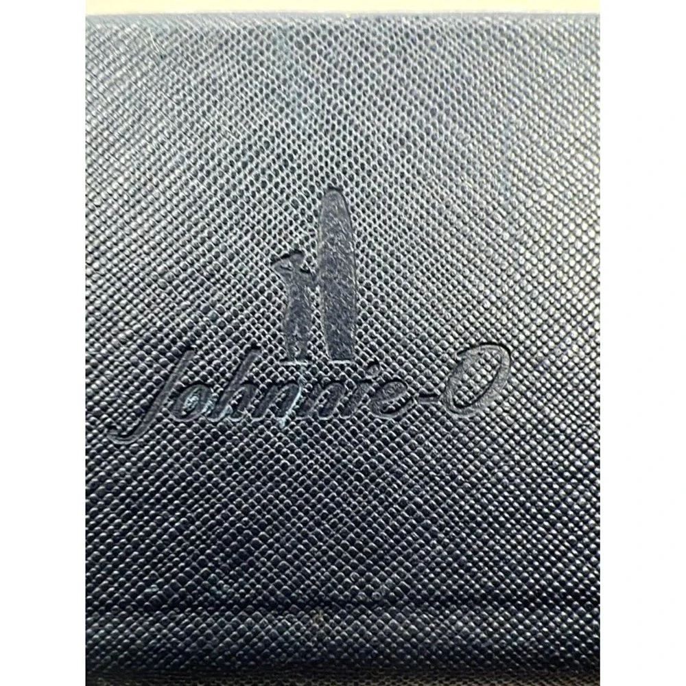 johnnie-O sleek compact