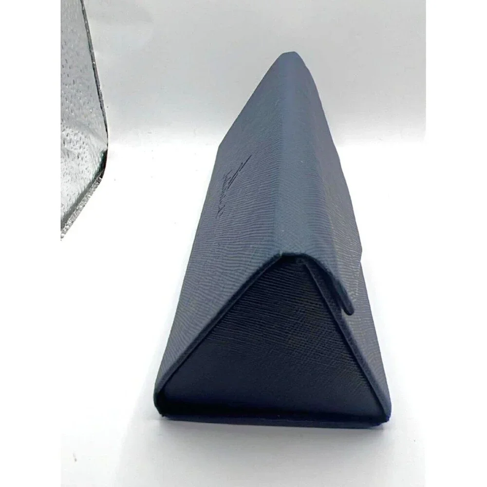 johnnie-O sleek compact